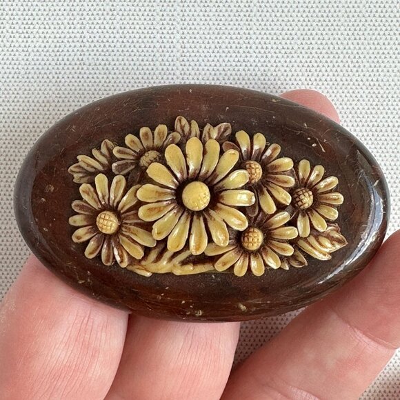 Vintage 1940s Oval Daisy Brooch w Carved Yellow Flower Detail Wood & Celluloid - Picture 4 of 10